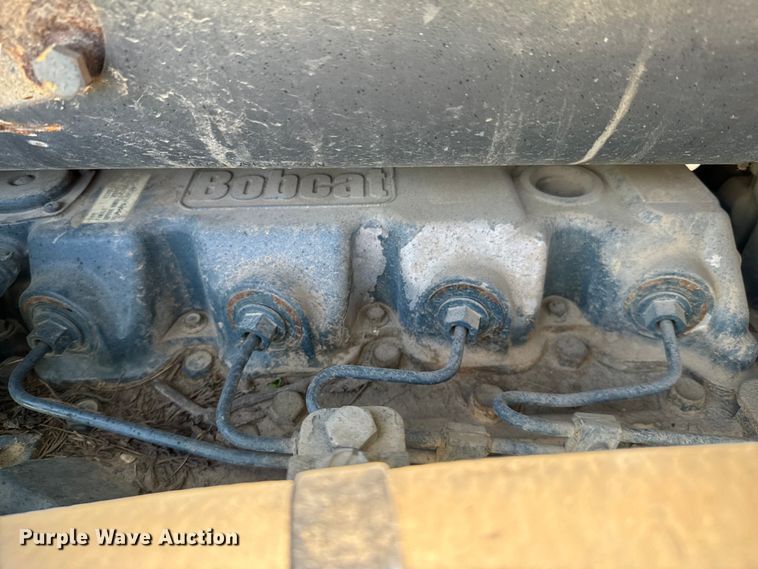 image for item ND9250 2004 Bobcat T300 tracked skid steer loader