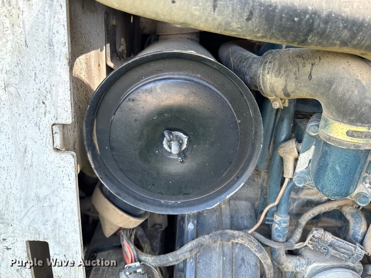 image for item ND9250 2004 Bobcat T300 tracked skid steer loader