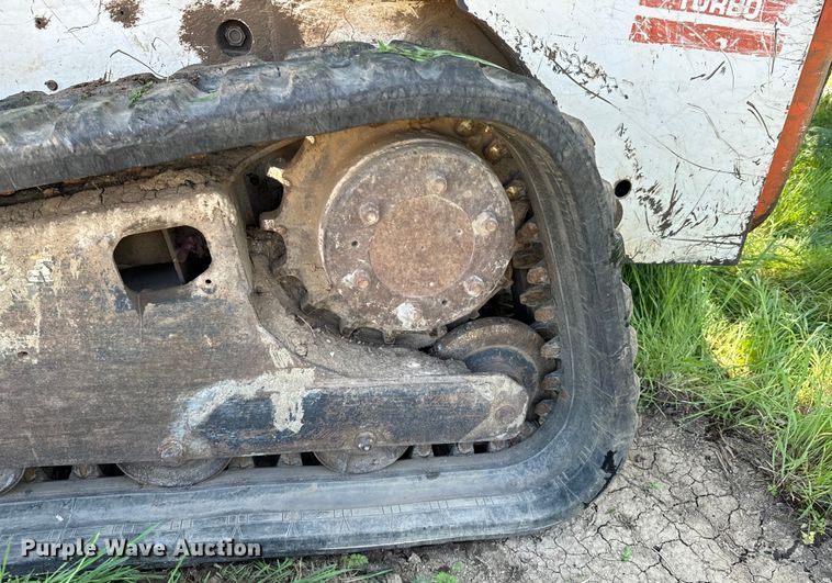 image for item ND9250 2004 Bobcat T300 tracked skid steer loader