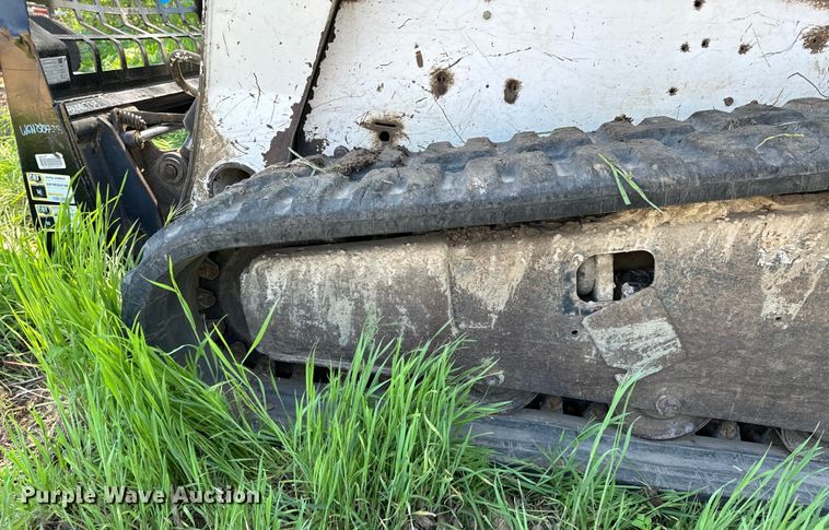 image for item ND9250 2004 Bobcat T300 tracked skid steer loader