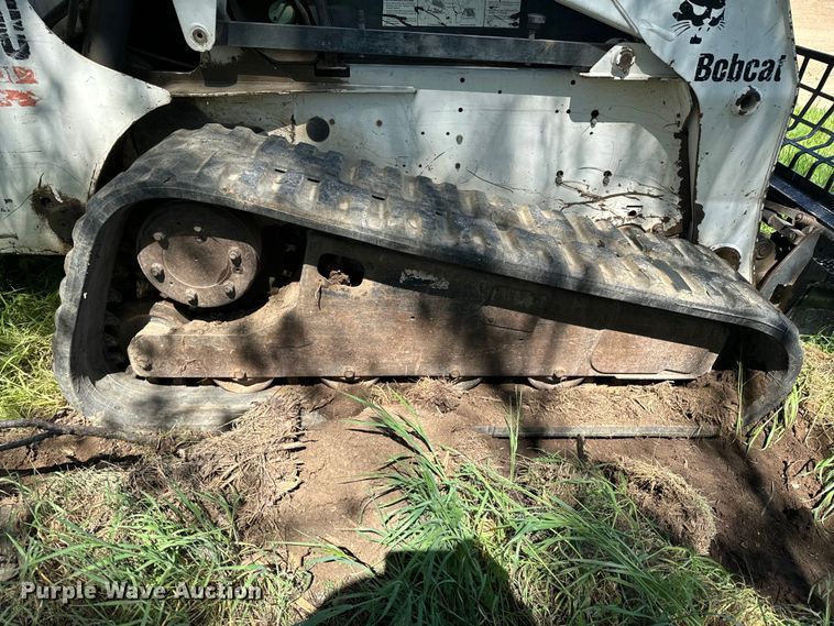 image for item ND9250 2004 Bobcat T300 tracked skid steer loader