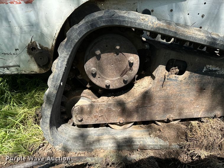 image for item ND9250 2004 Bobcat T300 tracked skid steer loader