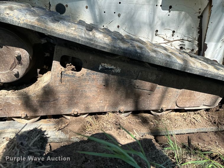 image for item ND9250 2004 Bobcat T300 tracked skid steer loader