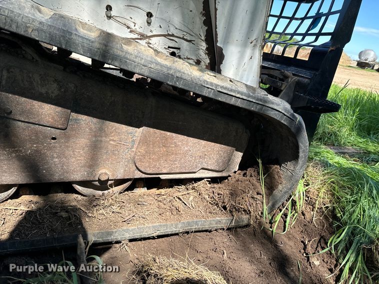 image for item ND9250 2004 Bobcat T300 tracked skid steer loader