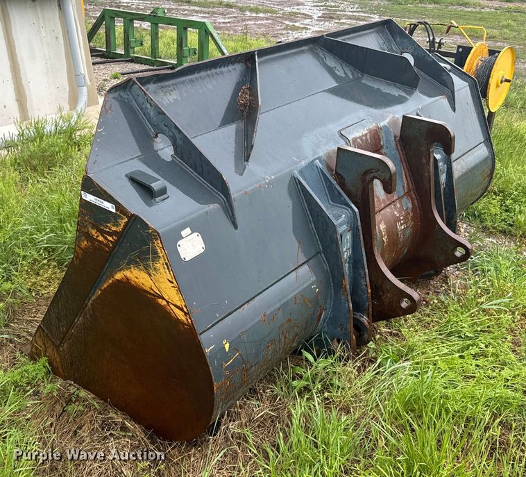 image for item ND9306 Hyundai HL740-7 telehandler bucket