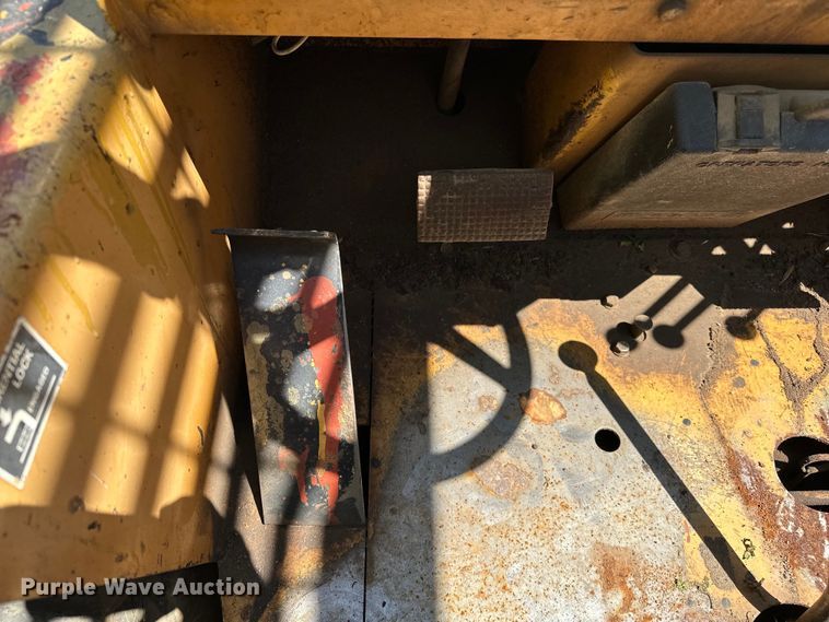 image for item NR9806 1999 Case 586E forklift