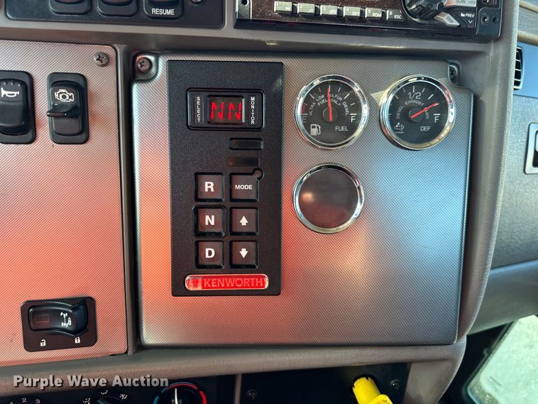 image for item NT9085 2017 Kenworth T370 utility / service truck