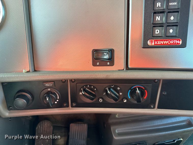 image for item NT9085 2017 Kenworth T370 utility / service truck