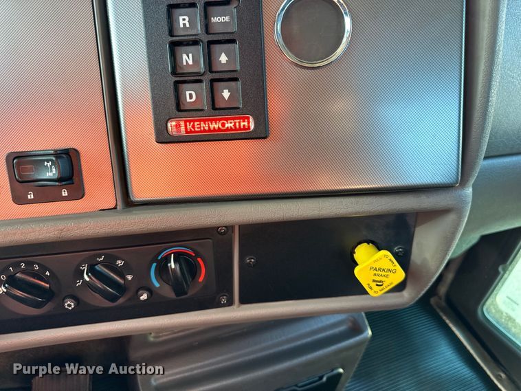 image for item NT9085 2017 Kenworth T370 utility / service truck