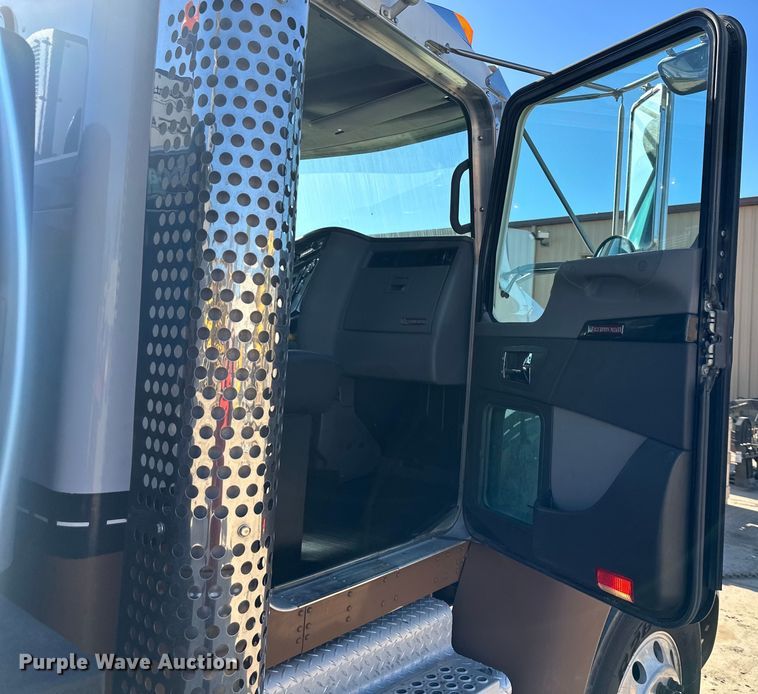 image for item NT9085 2017 Kenworth T370 utility / service truck