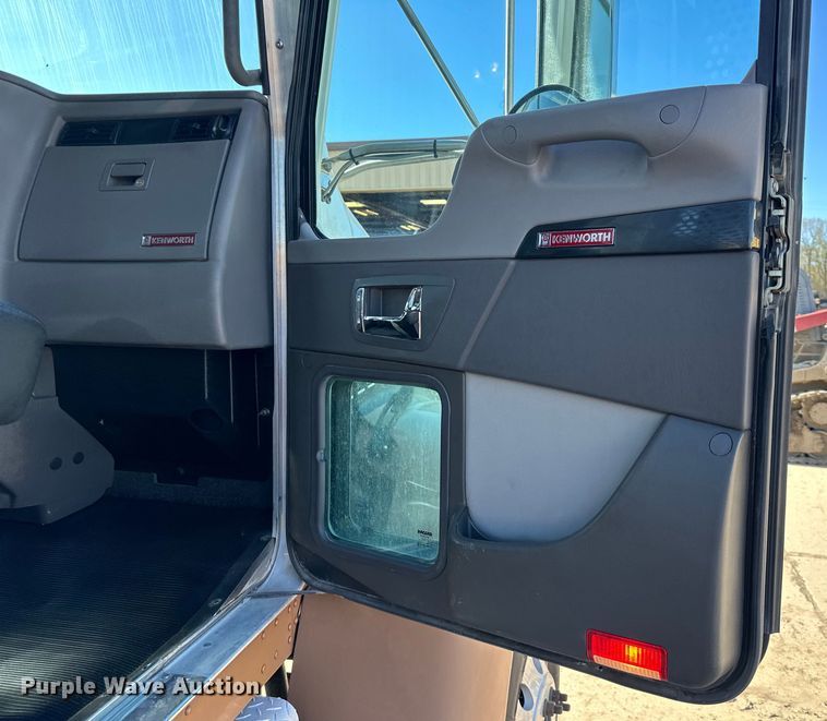 image for item NT9085 2017 Kenworth T370 utility / service truck