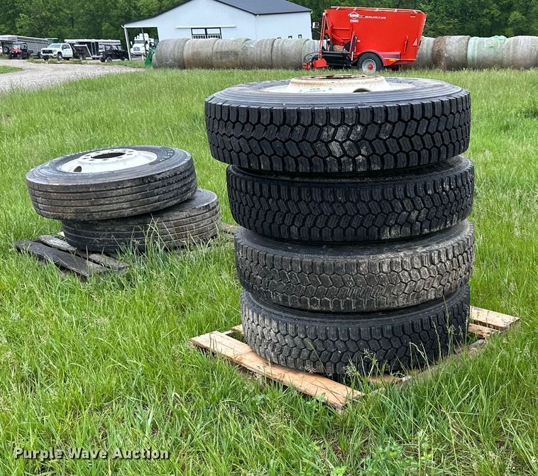 image for item NT9186 (6) 11R22.5 studded tires 