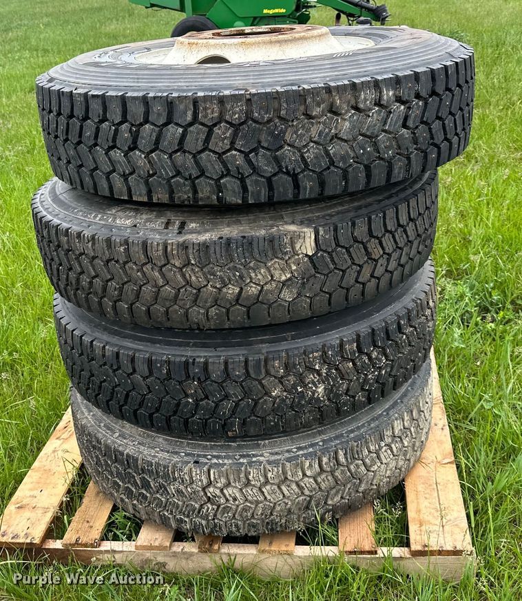 image for item NT9186 (6) 11R22.5 studded tires 
