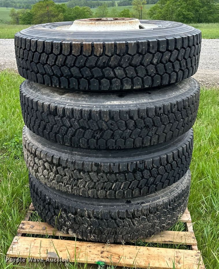 image for item NT9186 (6) 11R22.5 studded tires 