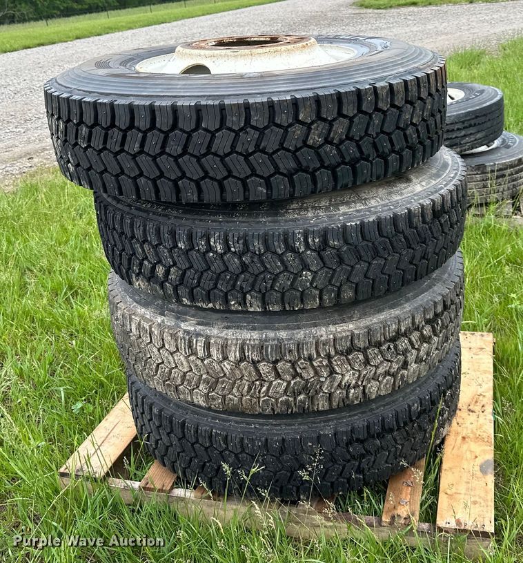 image for item NT9186 (6) 11R22.5 studded tires 