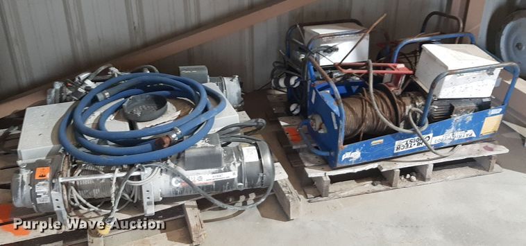 image for item NV9067 (4) hoists