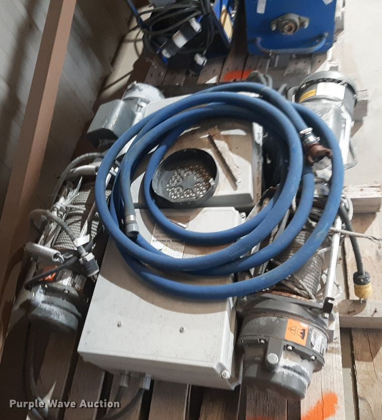 image for item NV9067 (4) hoists