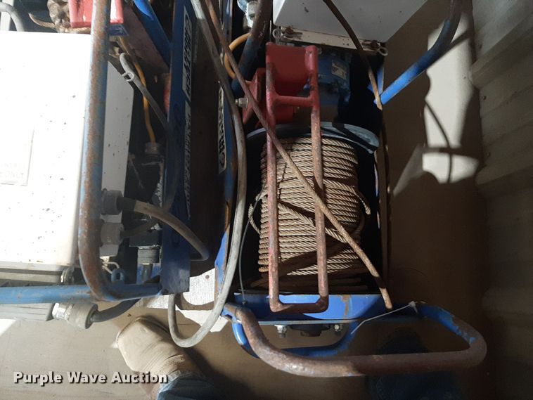 image for item NV9067 (4) hoists