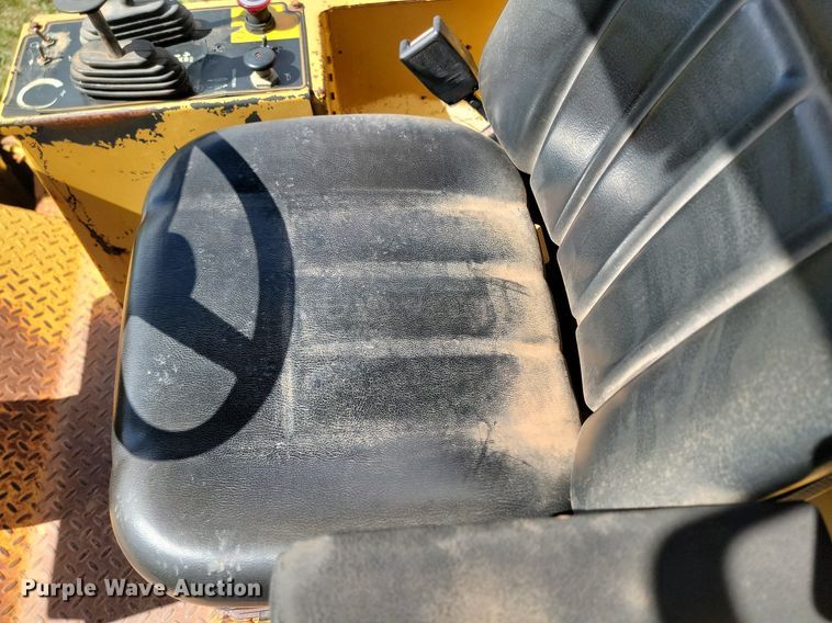 image for item NZ9760 1998 Caterpillar  CP-563C single drum vibratory roller