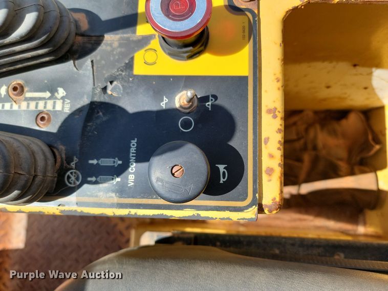 image for item NZ9760 1998 Caterpillar  CP-563C single drum vibratory roller