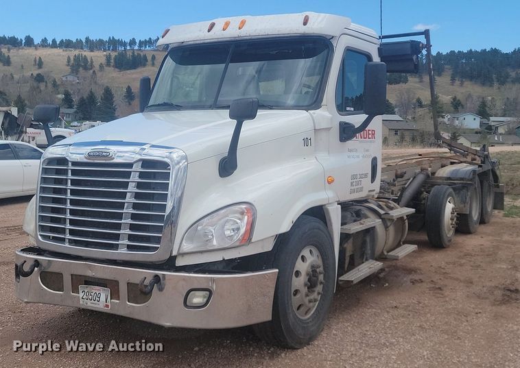 image for item NZ9762 2012 Freightliner  Cascadia  roll-off container truck