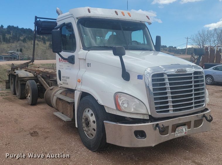 image for item NZ9762 2012 Freightliner  Cascadia  roll-off container truck