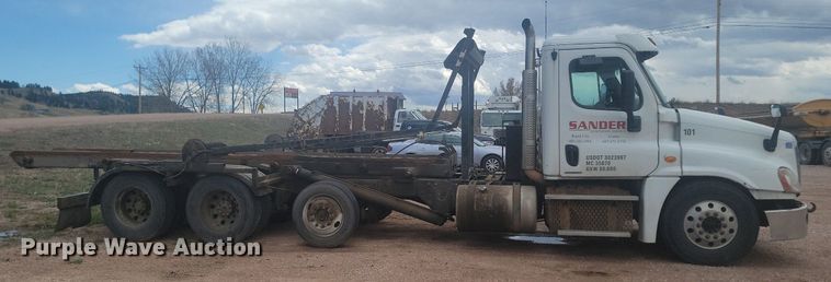 image for item NZ9762 2012 Freightliner  Cascadia  roll-off container truck