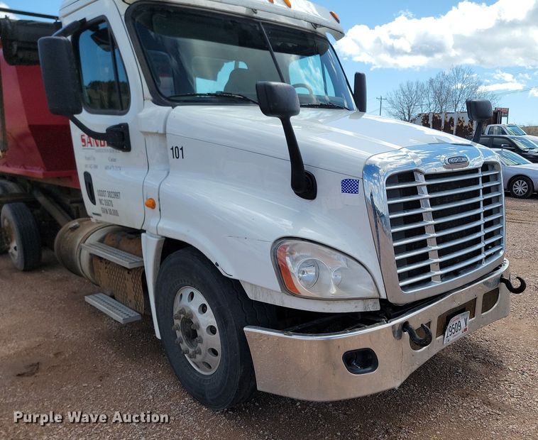 image for item NZ9762 2012 Freightliner  Cascadia  roll-off container truck