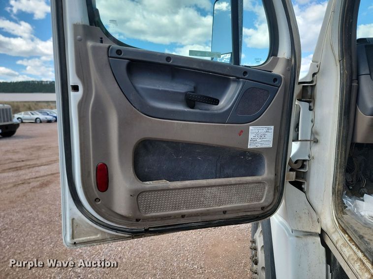 image for item NZ9762 2012 Freightliner  Cascadia  roll-off container truck