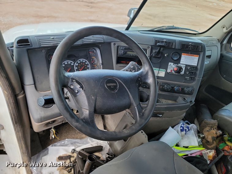 image for item NZ9762 2012 Freightliner  Cascadia  roll-off container truck