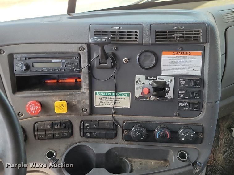 image for item NZ9762 2012 Freightliner  Cascadia  roll-off container truck