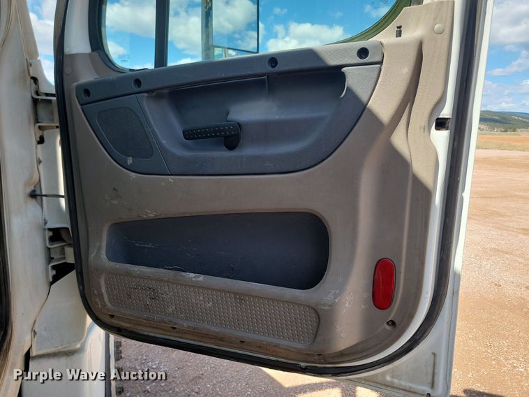 image for item NZ9762 2012 Freightliner  Cascadia  roll-off container truck