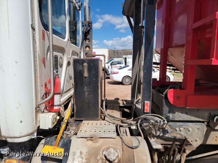 image for item NZ9762 2012 Freightliner  Cascadia  roll-off container truck