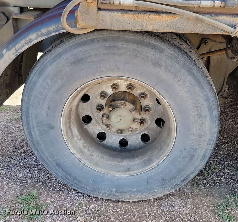 image for item NZ9762 2012 Freightliner  Cascadia  roll-off container truck