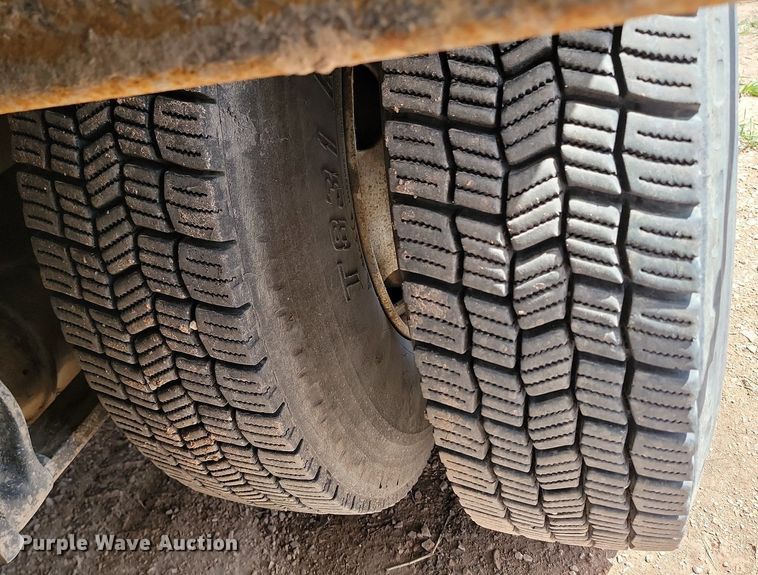 image for item NZ9762 2012 Freightliner  Cascadia  roll-off container truck