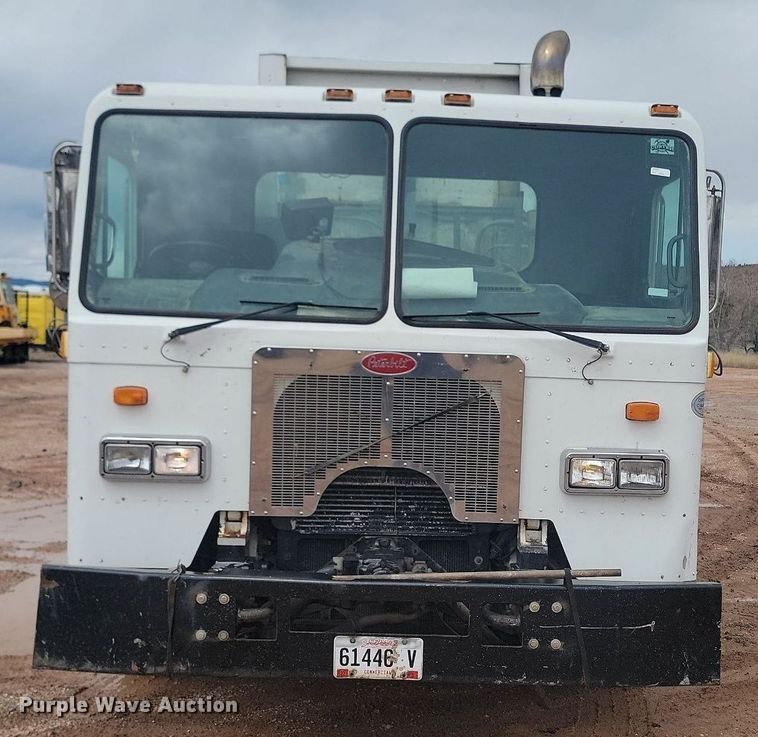 image for item NZ9763 2009 Peterbilt  320 refuse truck