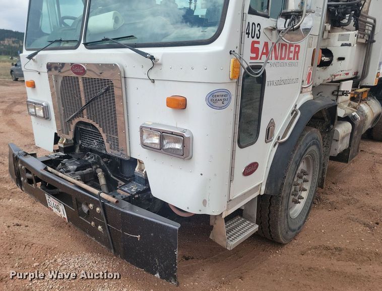 image for item NZ9763 2009 Peterbilt  320 refuse truck