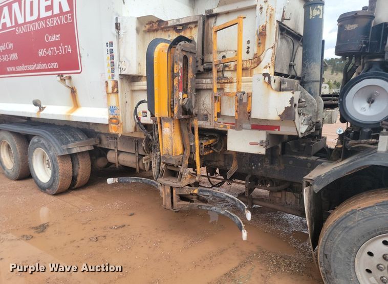 image for item NZ9763 2009 Peterbilt  320 refuse truck