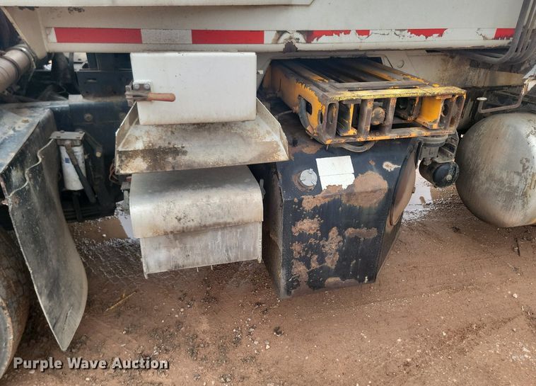 image for item NZ9763 2009 Peterbilt  320 refuse truck