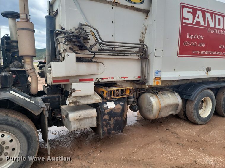 image for item NZ9763 2009 Peterbilt  320 refuse truck