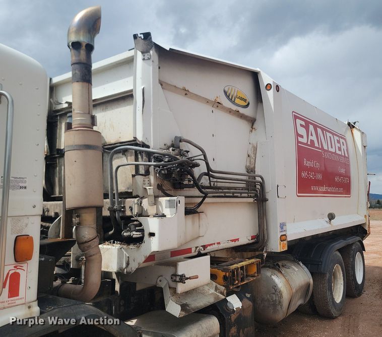 image for item NZ9763 2009 Peterbilt  320 refuse truck