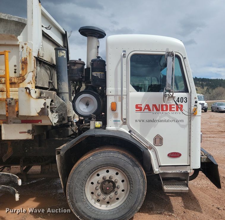 image for item NZ9763 2009 Peterbilt  320 refuse truck