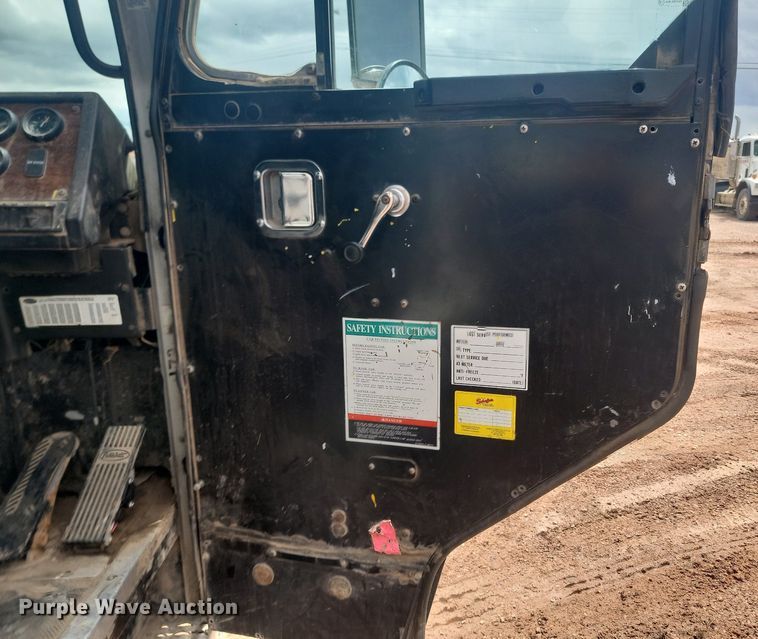 image for item NZ9763 2009 Peterbilt  320 refuse truck