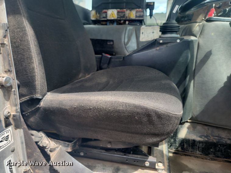 image for item NZ9763 2009 Peterbilt  320 refuse truck