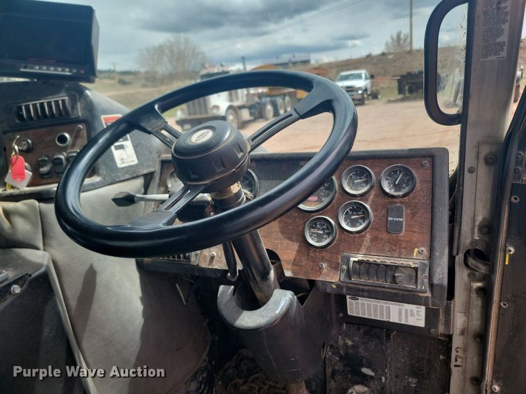 image for item NZ9763 2009 Peterbilt  320 refuse truck