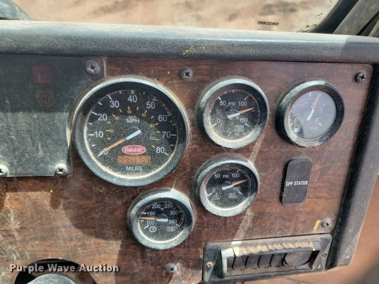 image for item NZ9763 2009 Peterbilt  320 refuse truck