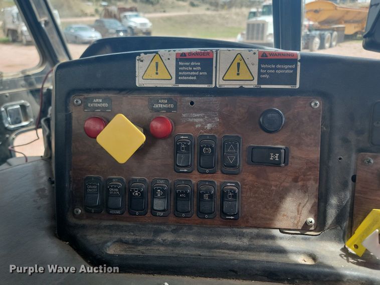 image for item NZ9763 2009 Peterbilt  320 refuse truck