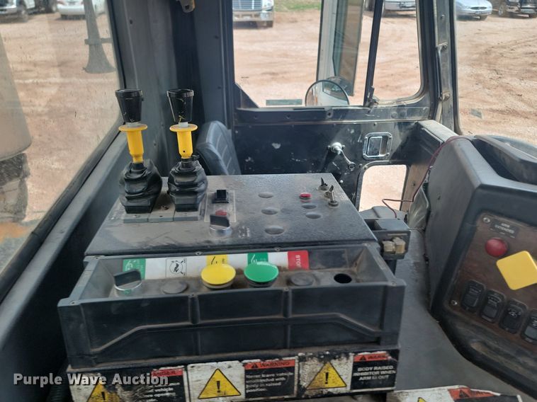 image for item NZ9763 2009 Peterbilt  320 refuse truck