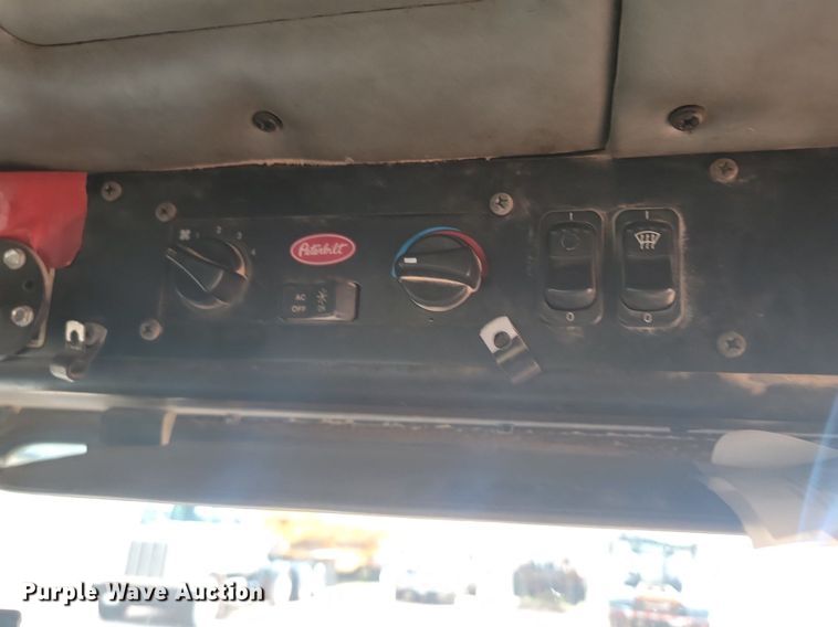 image for item NZ9763 2009 Peterbilt  320 refuse truck