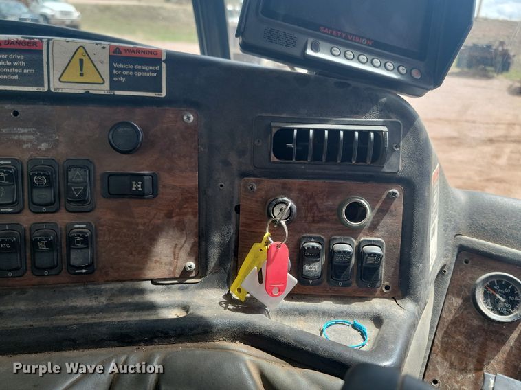 image for item NZ9763 2009 Peterbilt  320 refuse truck